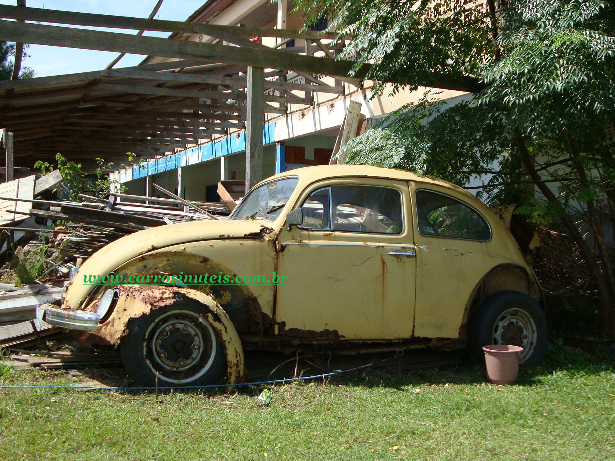 Volkswagen Fusca -- Carros Inúteis